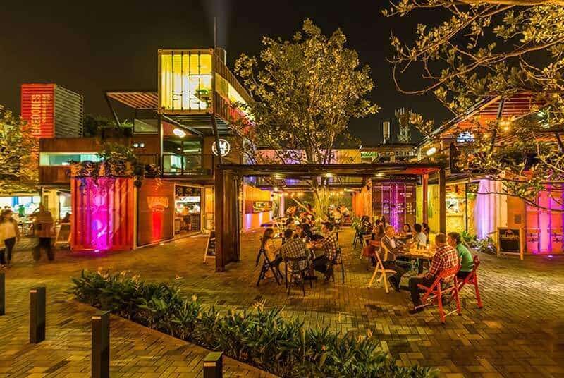 Không gian về đêm tiệm cà phê cafe container Chilaquiles, Mexico
