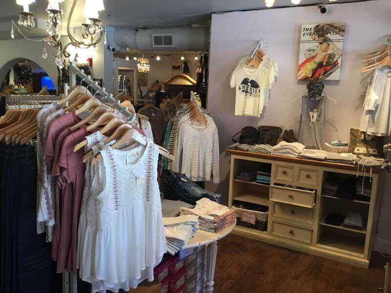 thiết kế shop quần áo diện tích nhỏ 03