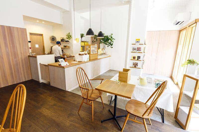 Thiết kế quán cafe take away đẹp bằng gỗ ấm cúng tối giản