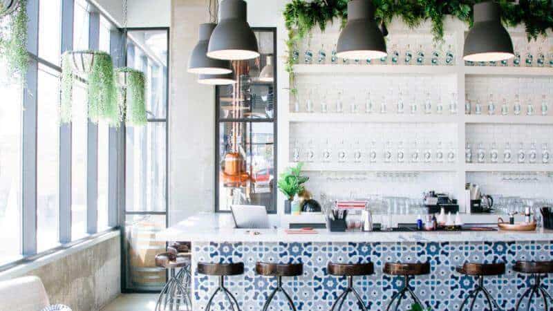 Thiết kế quán cafe take away đẹp phong cách tropical