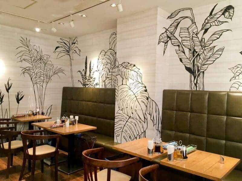 Thiết kế lối đi trong quán cafe thông minh, không chiếm nhiều diện tích