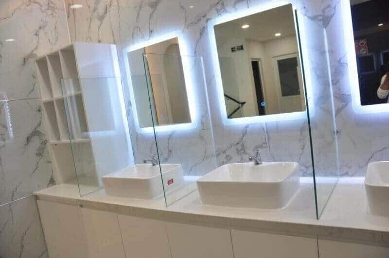 Lắp đặt quầy lavabo phía bên ngoài phòng chăm sóc da