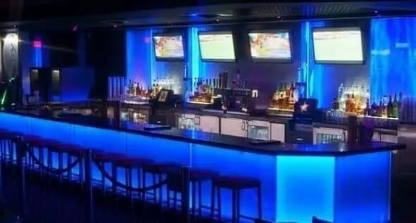 Tủ trưng bày đồ cổ cho phòng khách ấn tượng