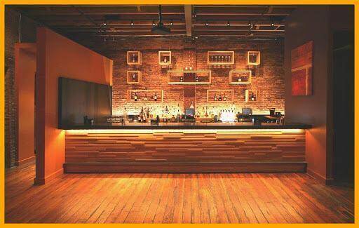 Không gian sang trọng với quầy bar bằng gỗ
