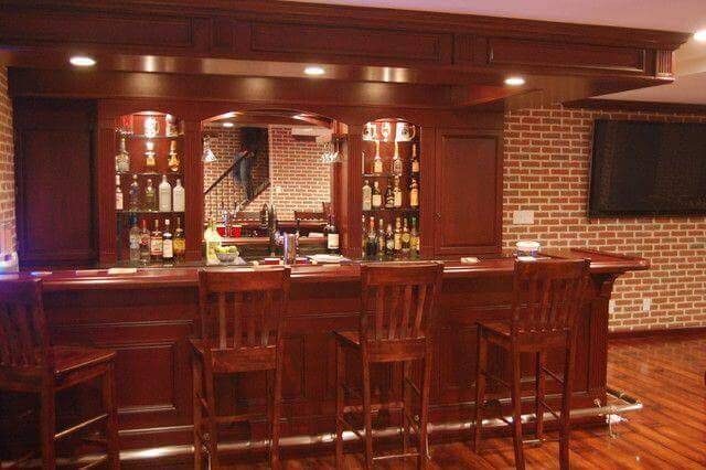 Quầy bar bằng gỗ với phong cách sang trọng