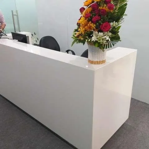 Quầy lễ tân được ốp bằng đá trắng của Bluecons