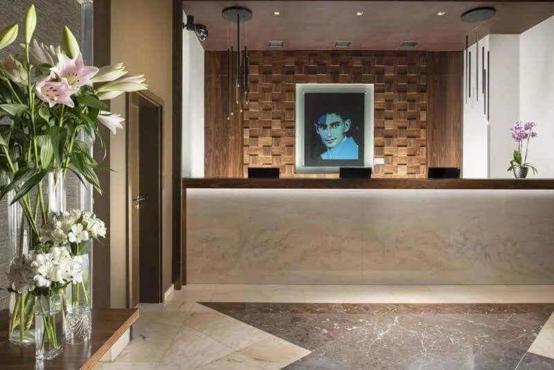 Quầy lễ tân vân đá chất lượng cao