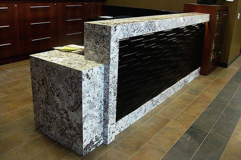 thiết kế quầy lễ tân đẹp bằng đá hoa cương đá đen