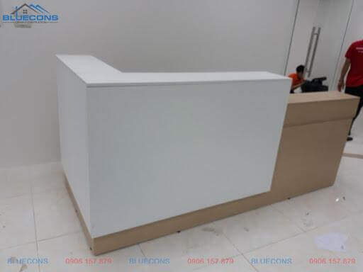 Khu vực đang thi công quầy lễ tân chữ L