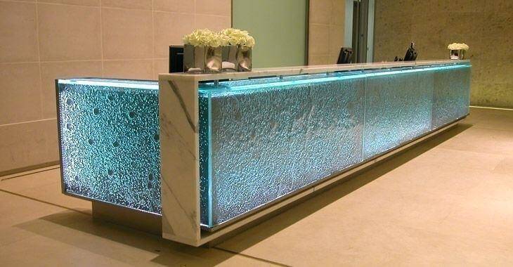 Quầy lễ tân khách sạn mini thiết kế ốp kính