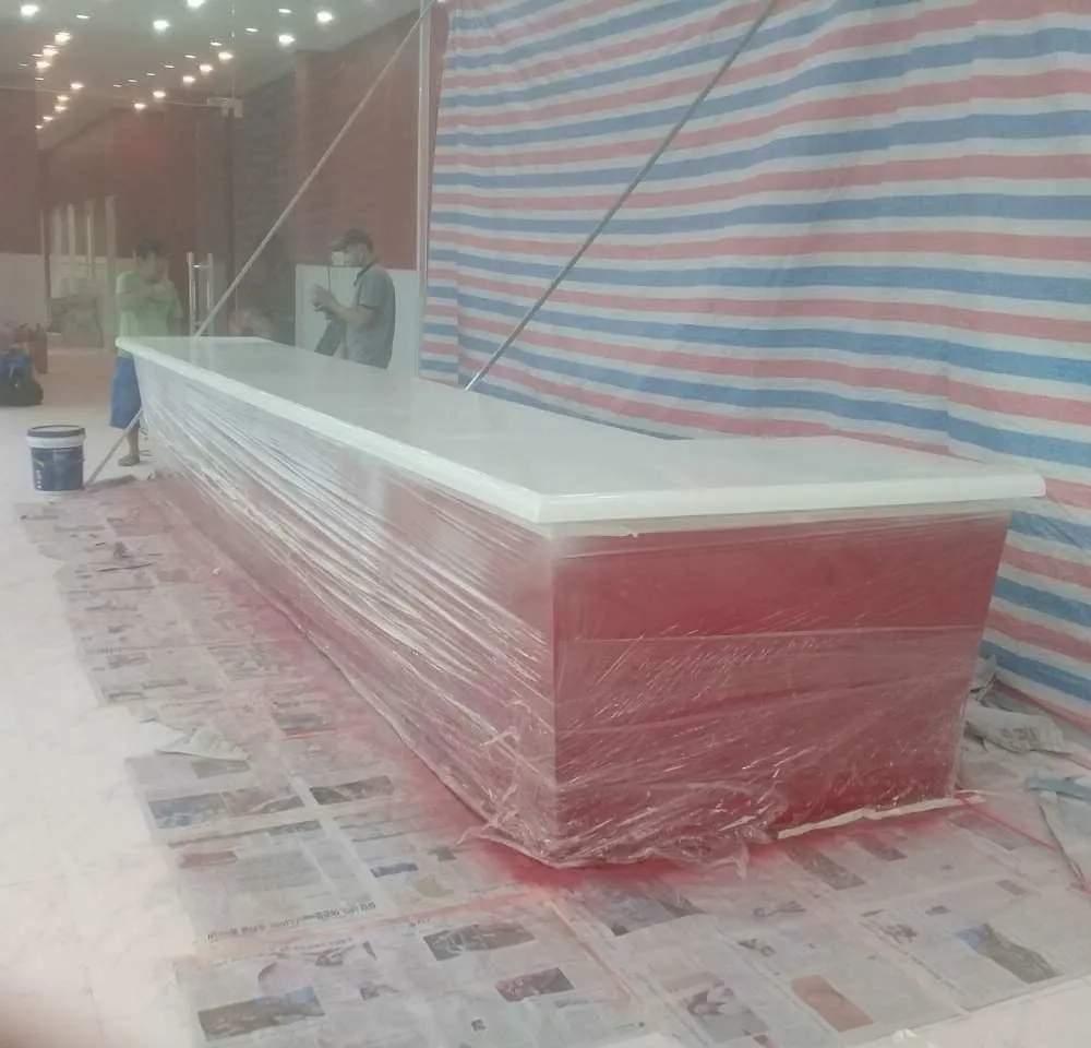 Bọc toàn bộ quầy lễ tân sau khi sơn