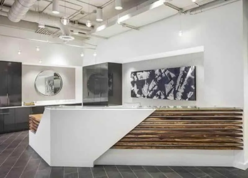 Thiết kế quầy lễ tân hình chữ U hoặc hình chữ L mang lại cảm giác hiện đại hơn cho không gian