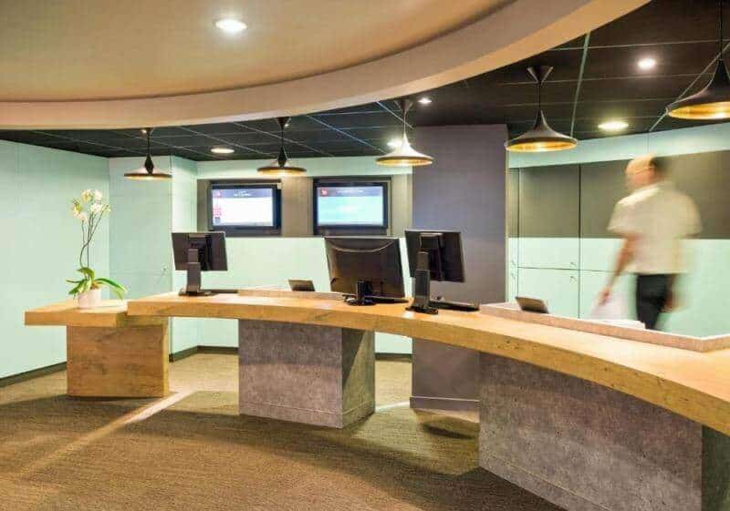 thiết kế quầy bar lễ tân