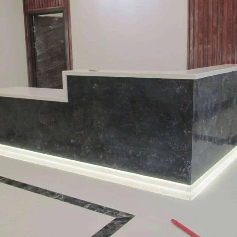 Thiết kế quầy lễ tân ốp đá marble đen
