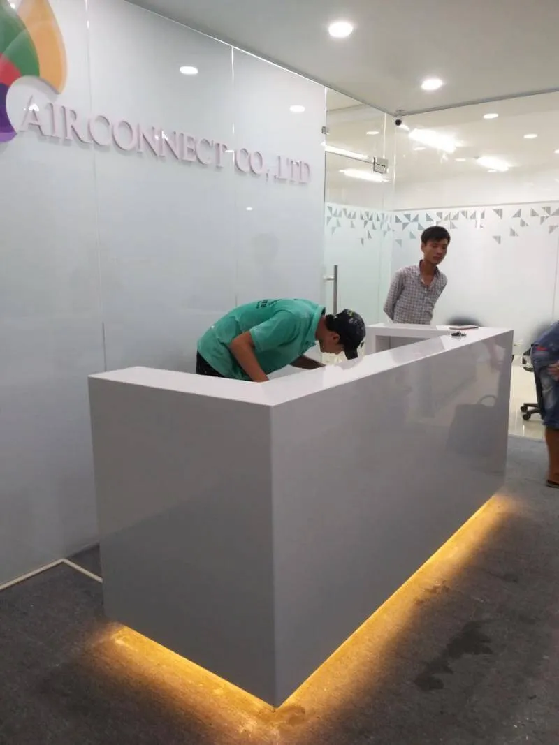 Thiết kế quầy lễ tân ốp đá marble trắng
