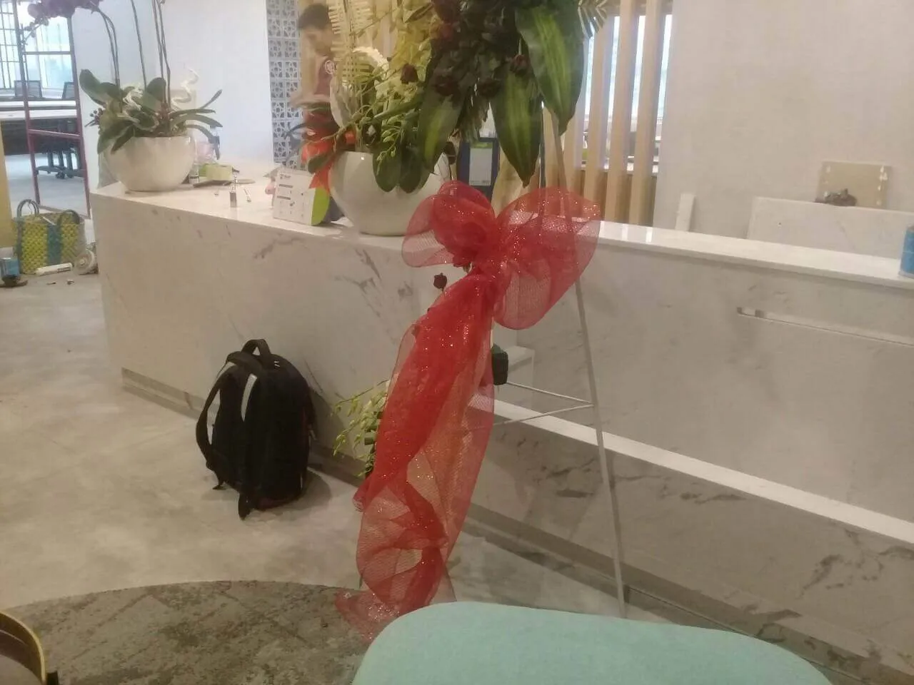 Hồ cá được tích hợp quầy lễ tân ốp đá marble