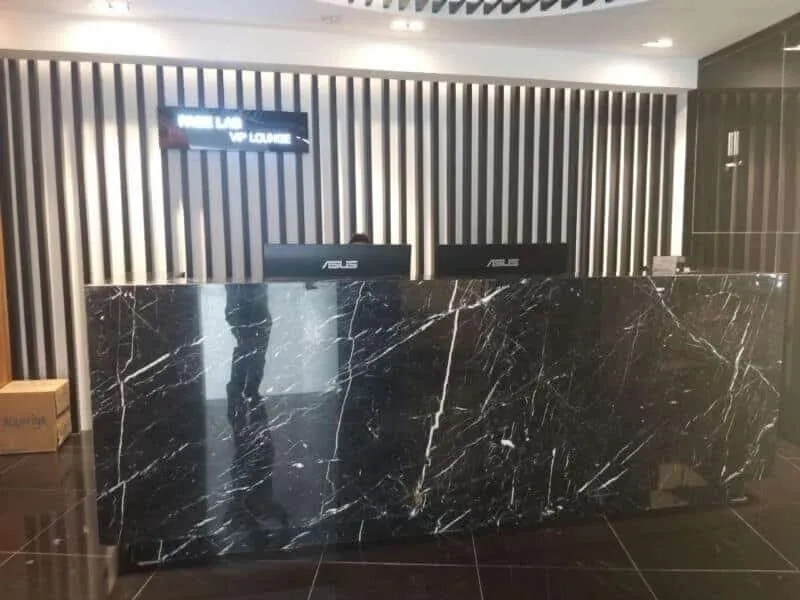 Thiết kế quầy lễ tân ốp đá marble đen tia chớp