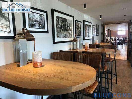 Trang trí thêm các tranh vẽ 3D để tạo điểm nhấn cho thiết kế quán cafe nhỏ