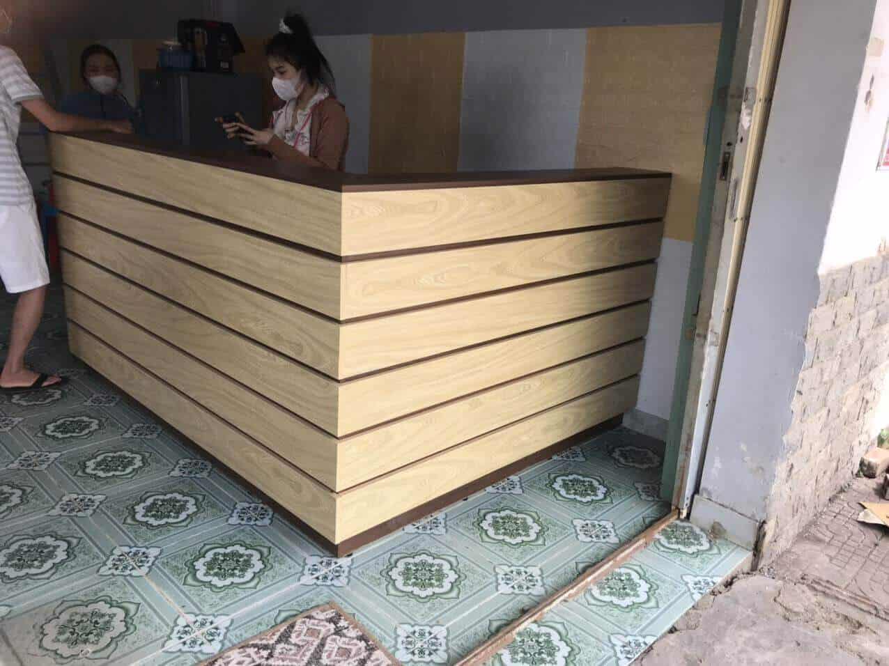 Đóng quầy lễ tân giá rẻ TPHCM 11 Mẫu quầy lễ tân khách sạn đạt tiêu chuẩn