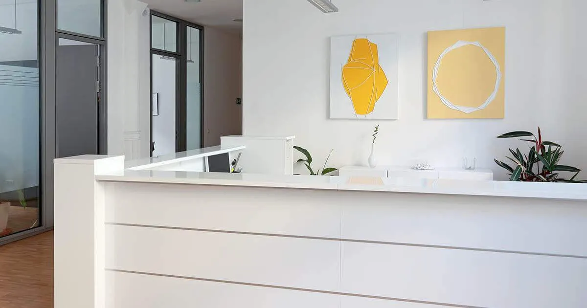 6 yếu tố thiết kế tiêu chuẩn cho phòng tiếp tân đẹp 2 Bật mí 3 mẫu quầy lễ tân nhà hàng chất lượng của Bluecons