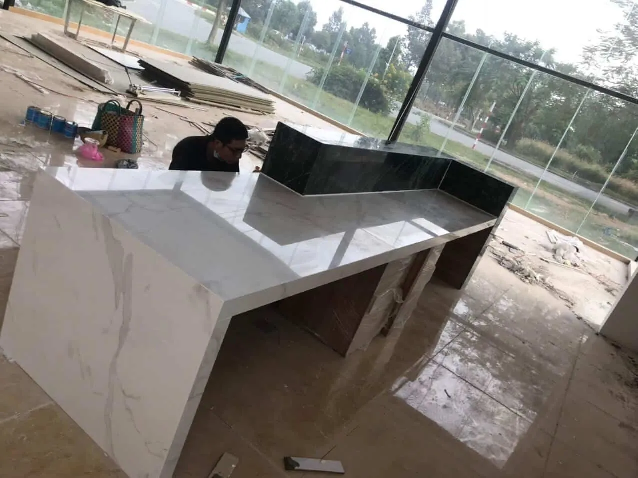 3 phong cách quầy lễ tân đá cẩm thạch 3 Bật mí 3 mẫu quầy lễ tân nhà hàng chất lượng của Bluecons