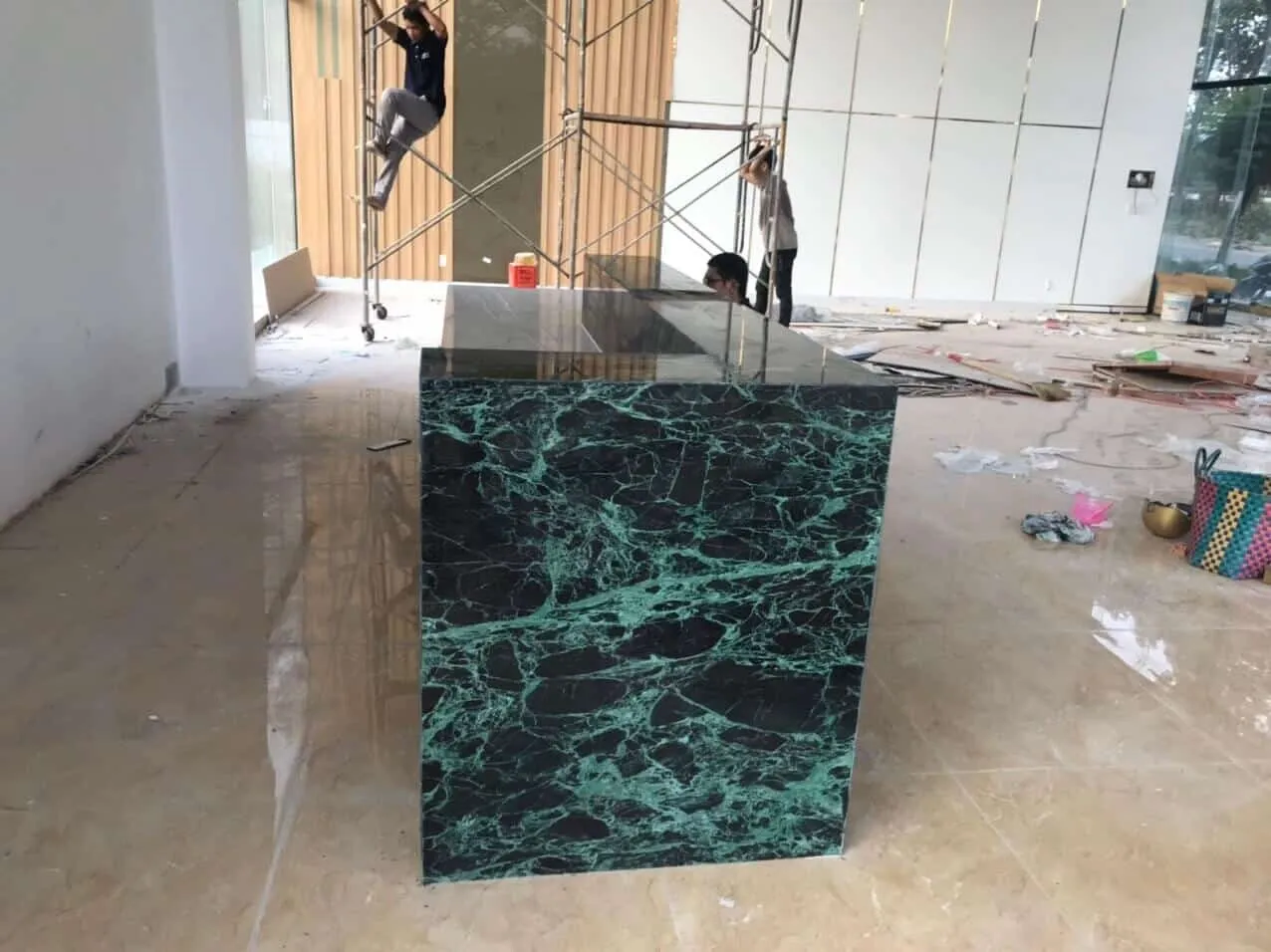 3 phong cách quầy lễ tân đá cẩm thạch 4 Bật mí 3 mẫu quầy lễ tân nhà hàng chất lượng của Bluecons