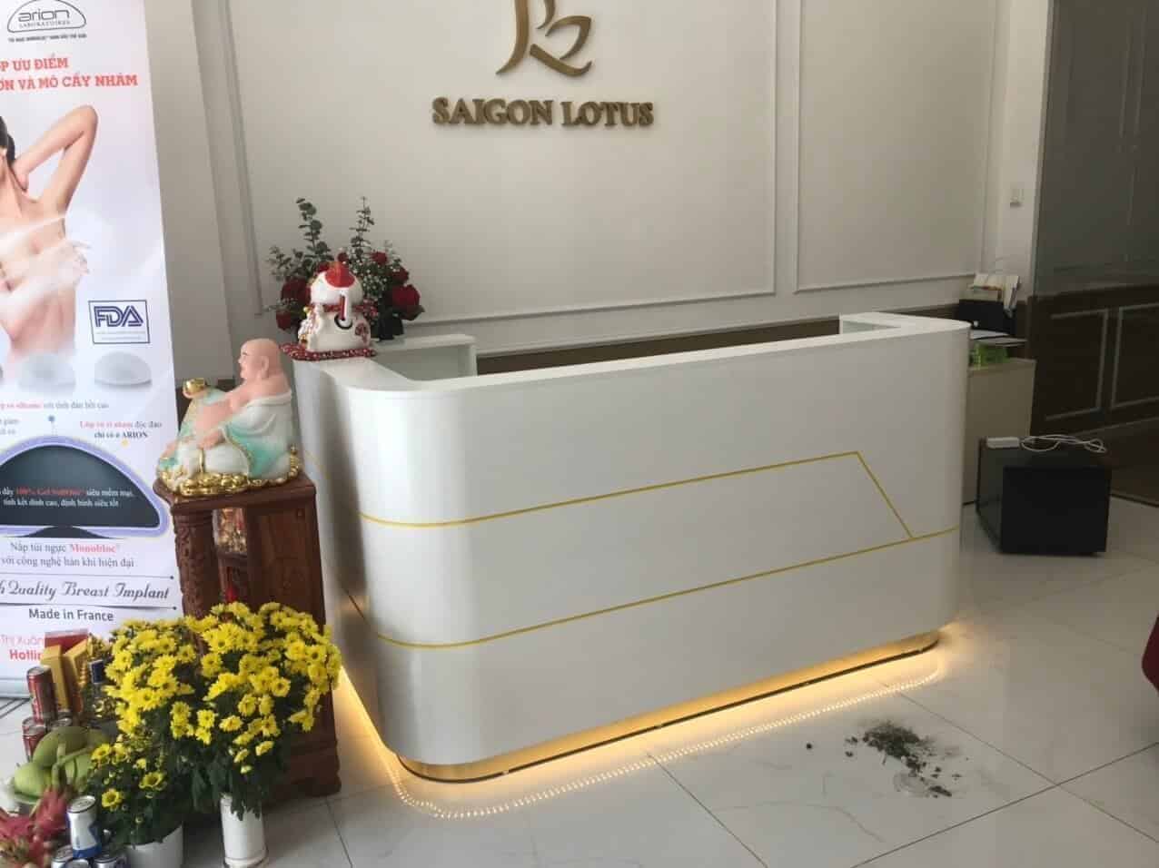 Mẫu Quầy lễ tân gỗ thiết kế độc đáo phù hợp với nhiều không gian