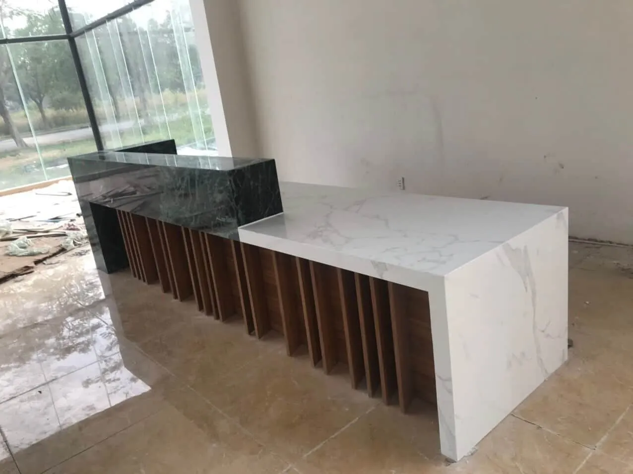 3 phong cách quầy lễ tân đá cẩm thạch 5 Bật mí 3 mẫu quầy lễ tân nhà hàng chất lượng của Bluecons