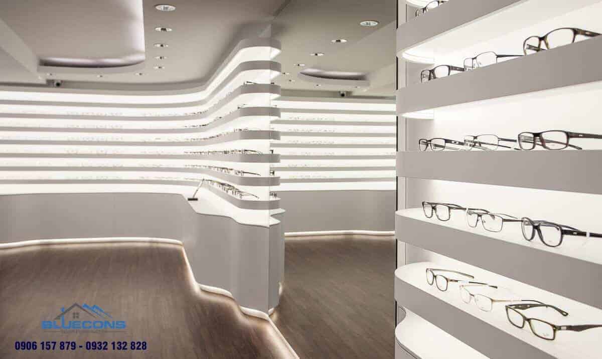 100+ ý tưởng thiết kế tủ trưng bày ấn tượng cho các showroom, shop, cửa hàng 9 Chọn tủ trưng bày kính mắt nhiều kệ giúp tiết kiệm không gian