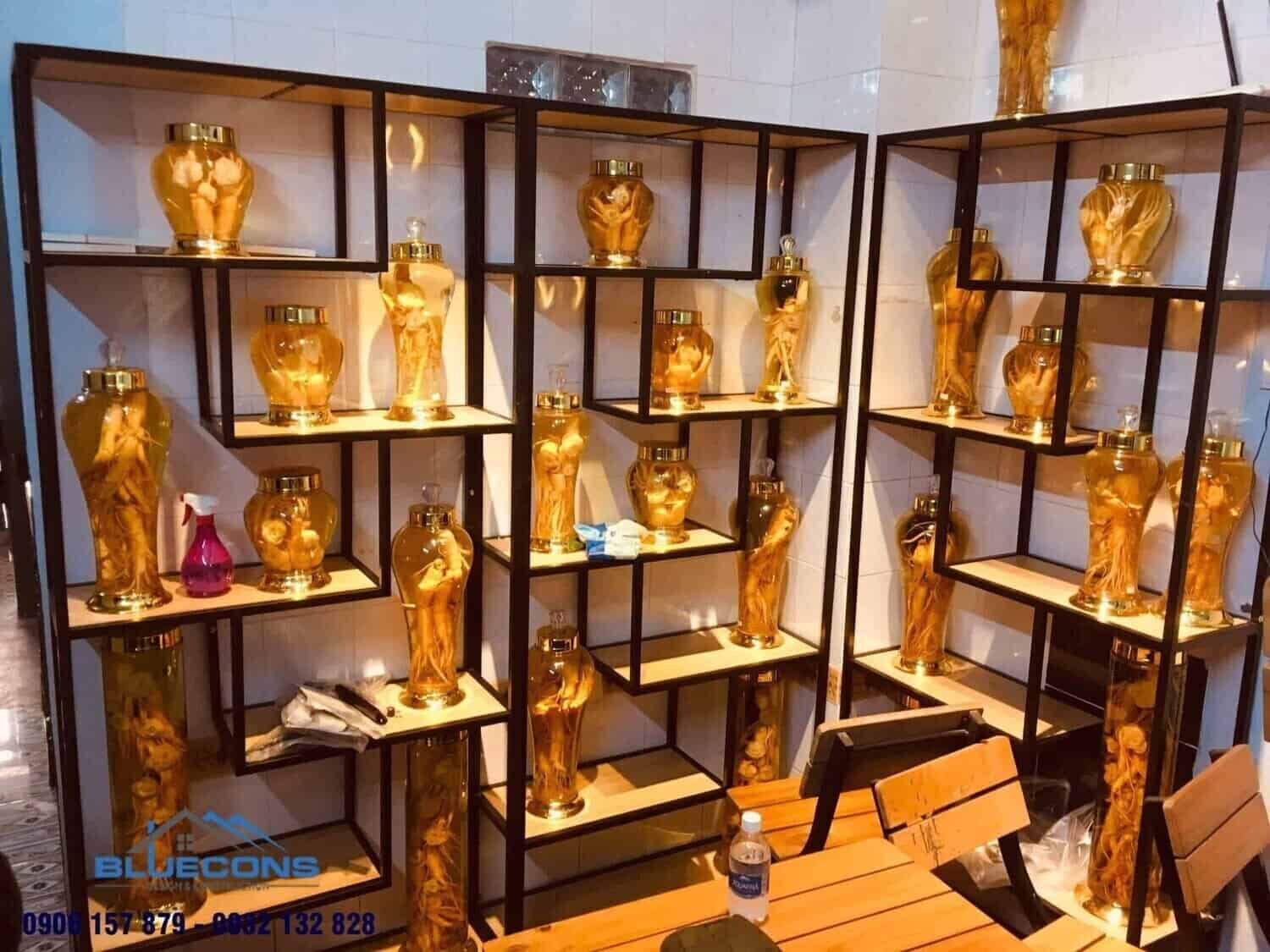 Tủ trưng bày đồ cổ cho phòng khách ấn tượng