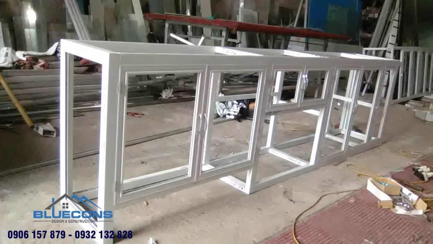 Tủ kính trưng bày chất lượng cao 7 Cắt phần khung và làm tủ kính trưng bày