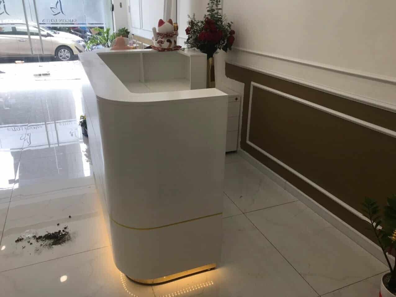 Mẫu Quầy lễ tân gỗ thiết kế độc đáo phù hợp với nhiều không gian