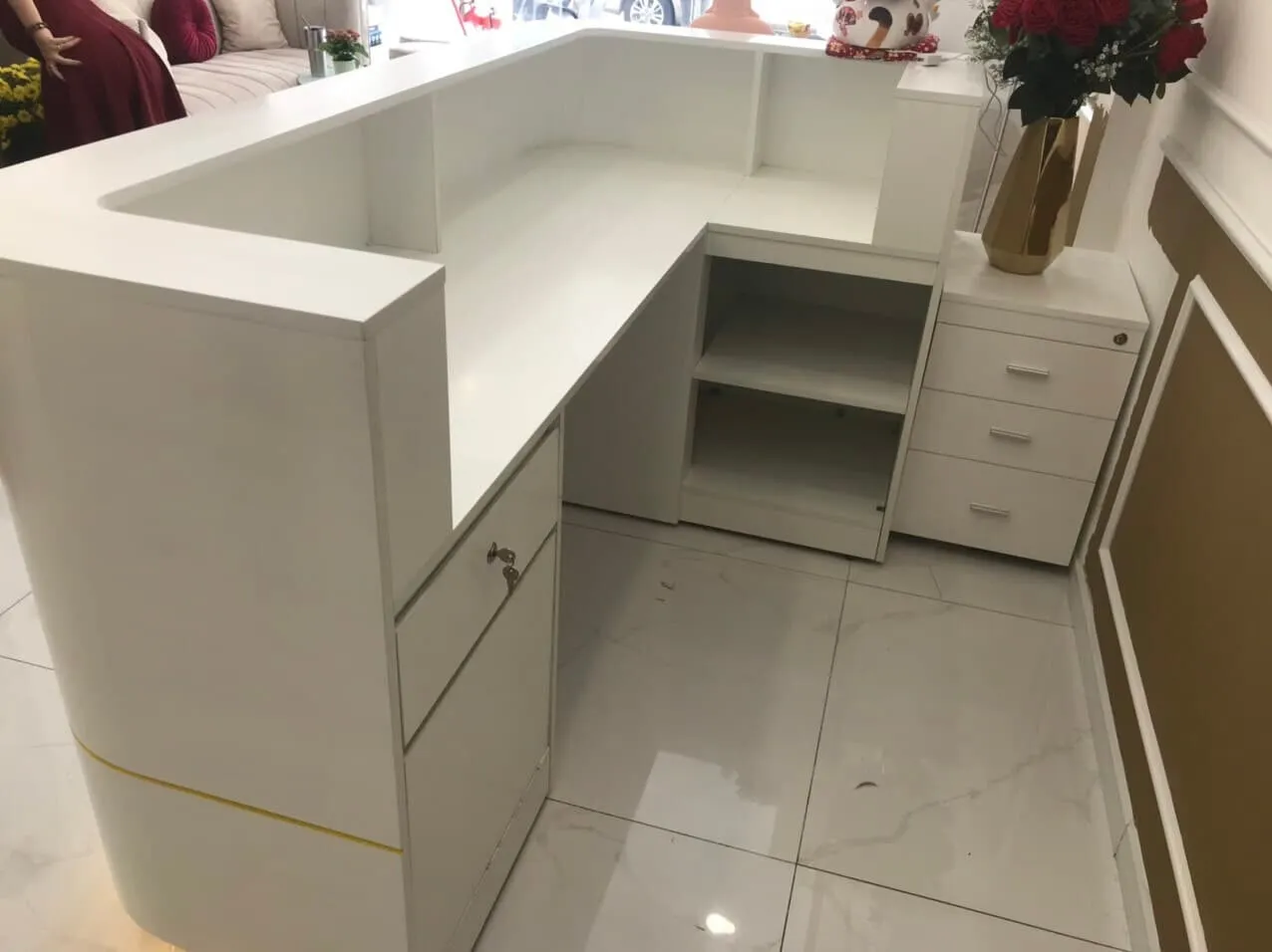Mẫu Quầy lễ tân gỗ thiết kế độc đáo phù hợp với nhiều không gian 4 Mẫu Quầy lễ tân gỗ thiết kế độc đáo phù hợp với nhiều không gian