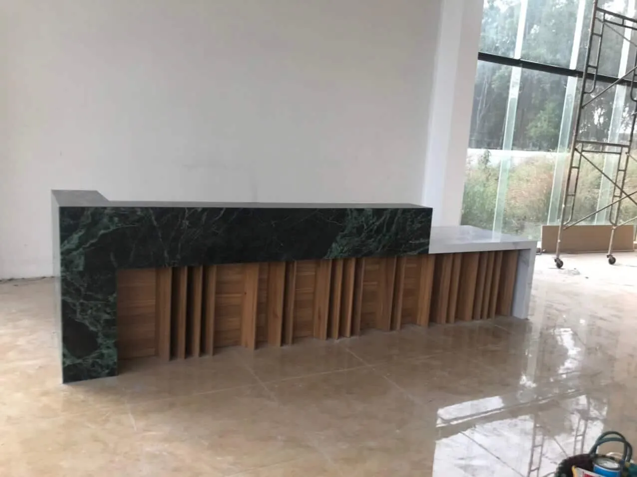3 phong cách quầy lễ tân đá cẩm thạch 2 Bật mí 3 mẫu quầy lễ tân nhà hàng chất lượng của Bluecons