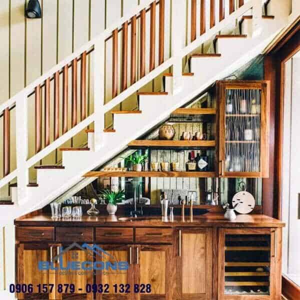 Quầy bar mini vân gỗ công nghiệp cực sang trọng ngay dưới gầm cầu thang