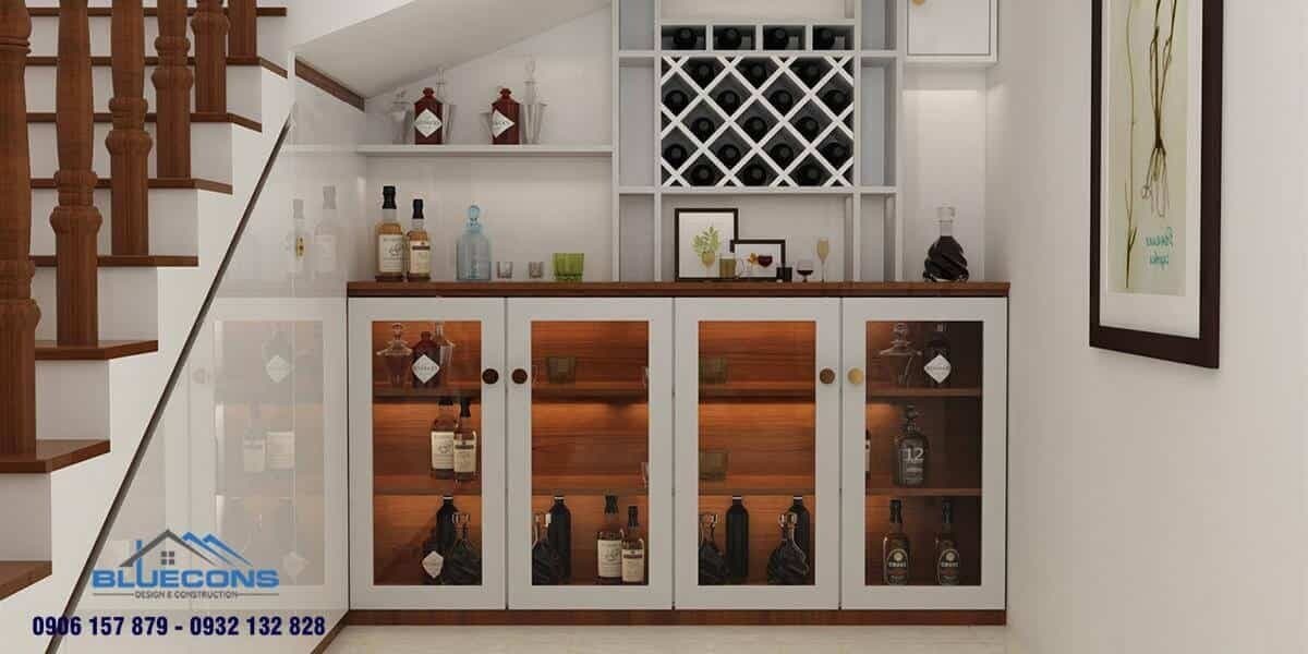 Quầy bar gỗ kết hợp cửa sơn trắng cùng ánh đèn vàng nhẹ bên trong
