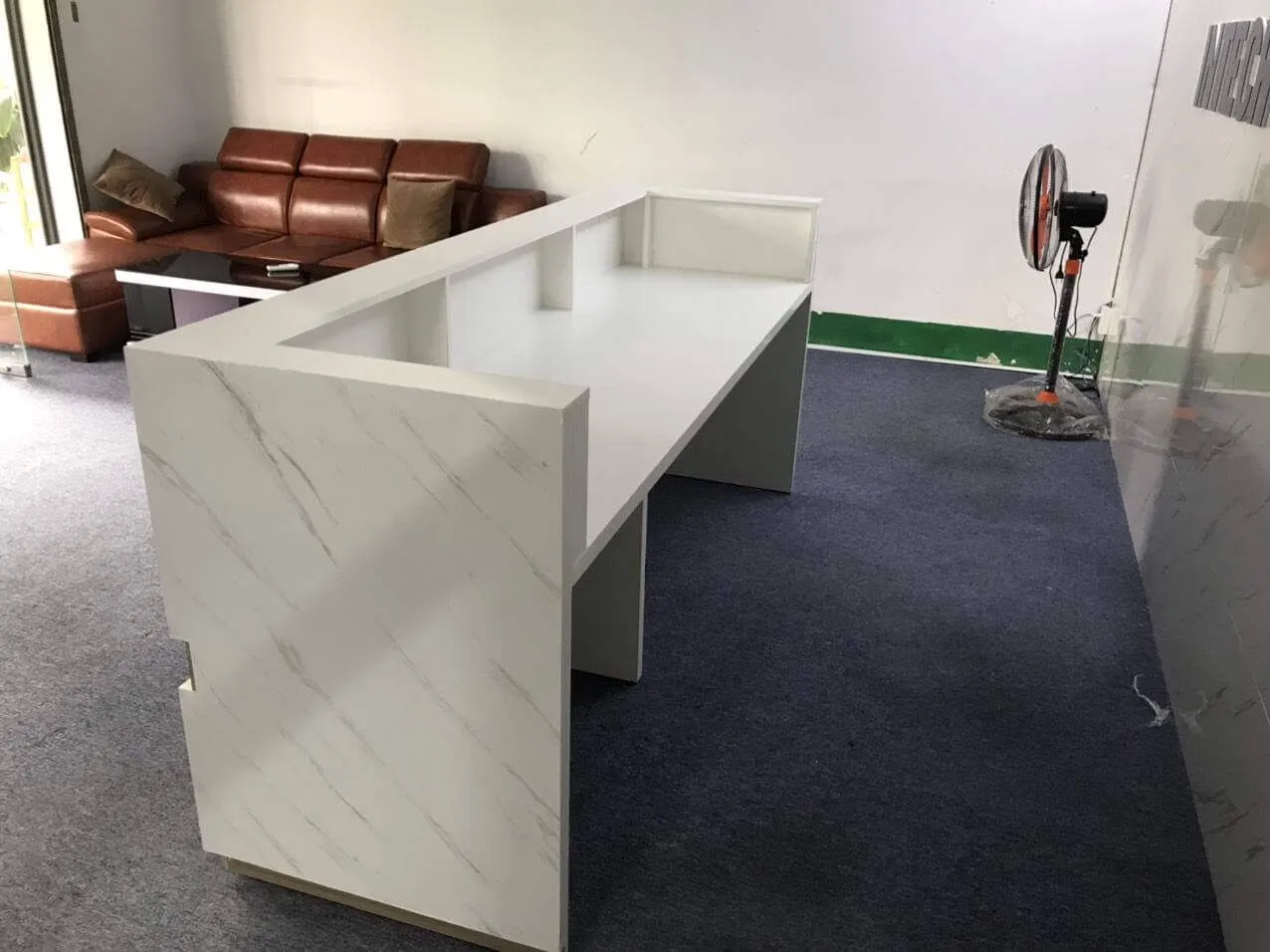 Quầy lễ tân gỗ công nghiệp ốp nhựa giả đá đẹp 4 Quầy lễ tân spa hợp phong thủy