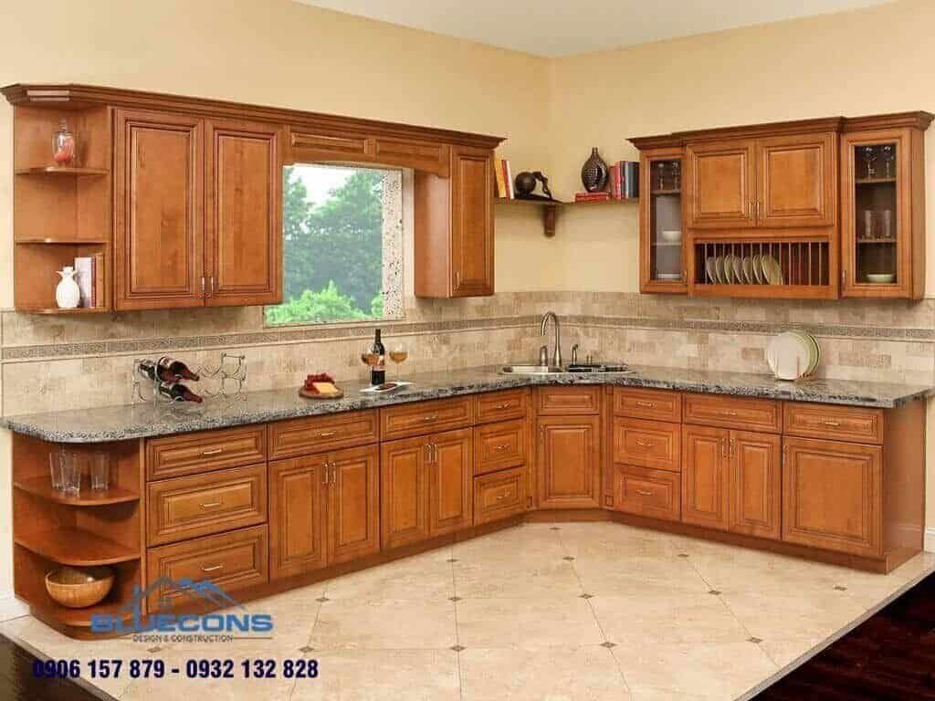 Lóa mắt với tủ bếp có bồn rửa chén và cửa thông gió đậm chất Tây