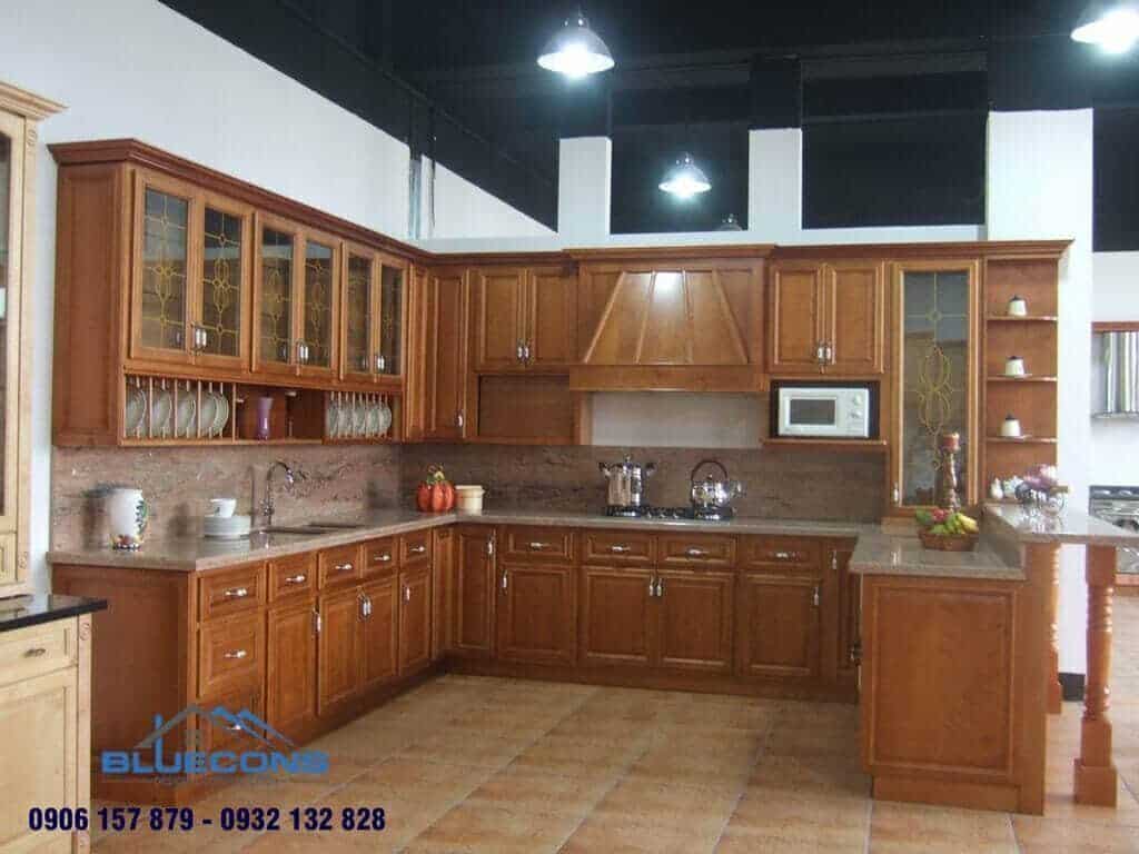 Tủ bếp bằng gỗ xoan đào mặt đá dễ dàng vệ sinh, chùi rửa