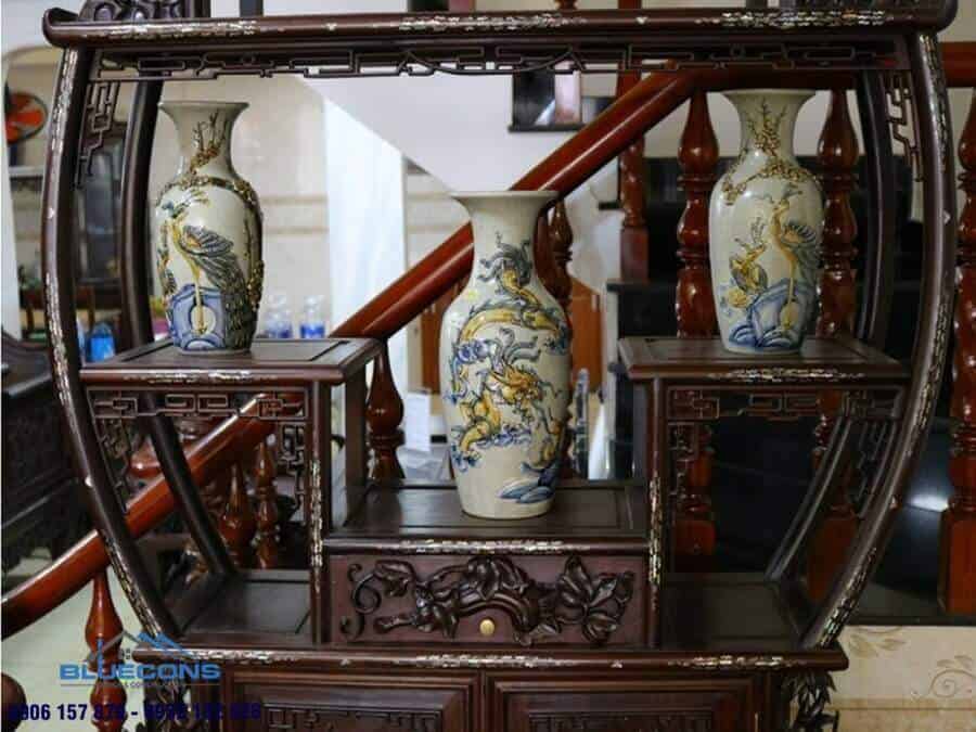 Tủ trưng bày đồ cổ cho phòng khách ấn tượng 4 Tủ trưng bày đồ cổ cho phòng khách ấn tượng