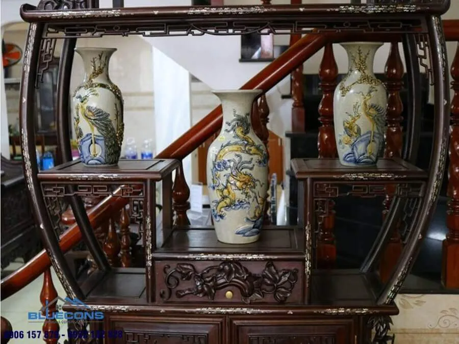 Tủ trưng bày đồ cổ cho phòng khách ấn tượng 5 Tủ trưng bày đồ cổ cho phòng khách ấn tượng