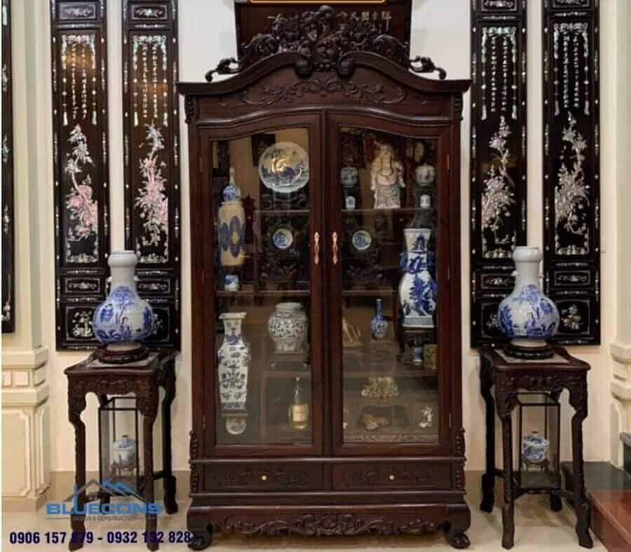 Tủ trưng bày đồ cổ cho phòng khách ấn tượng 9 Tủ trưng bày đồ cổ cho phòng khách ấn tượng