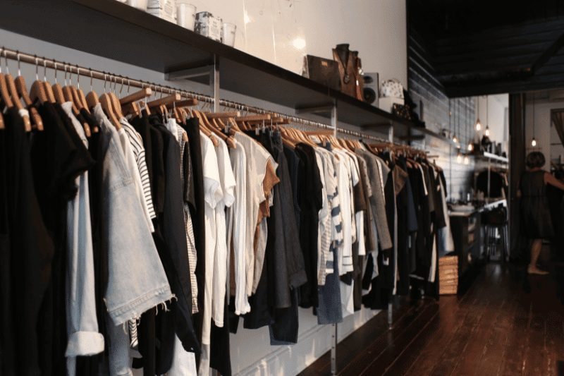 Thiết kế Shop quần áo 4 Thiết kế shop quần áo với tông màu màu đơn giản