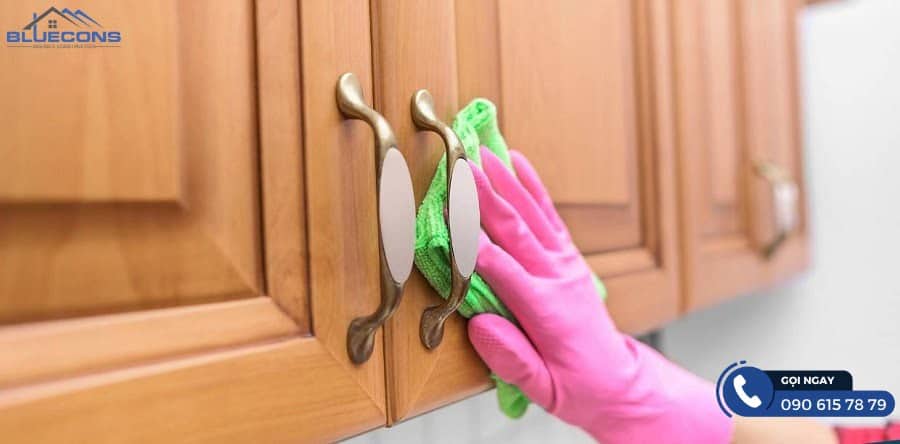 Tủ bếp trắng sáng bằng nước tẩy và muối