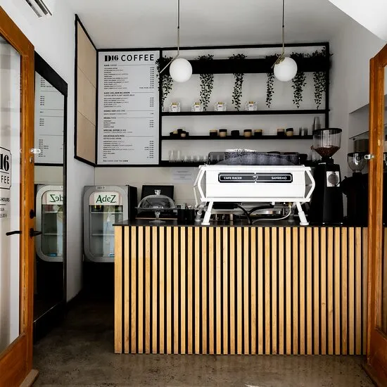 Cách bố trí quầy pha chế cafe và quầy bar 29 Tủ trưng bày đồ cổ cho phòng khách ấn tượng