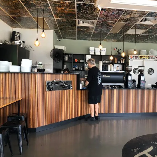Cách bố trí quầy pha chế cafe và quầy bar 28 Tủ trưng bày đồ cổ cho phòng khách ấn tượng