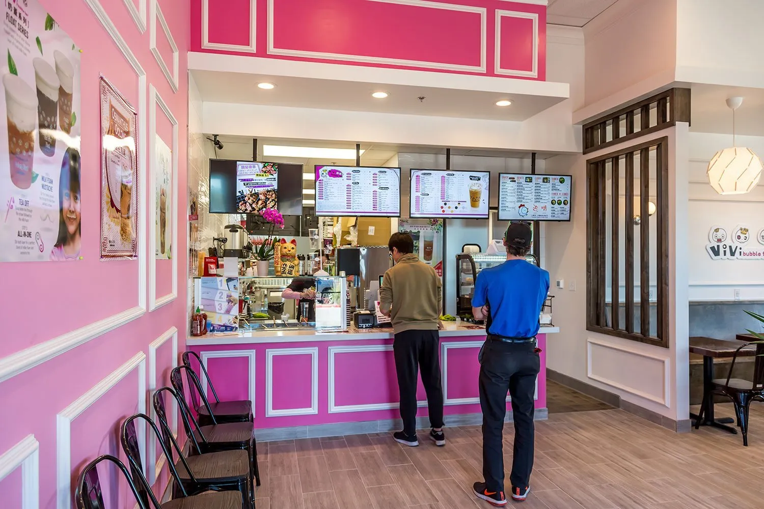 Cách bố trí quầy pha chế cafe và quầy bar 32 Tủ trưng bày đồ cổ cho phòng khách ấn tượng