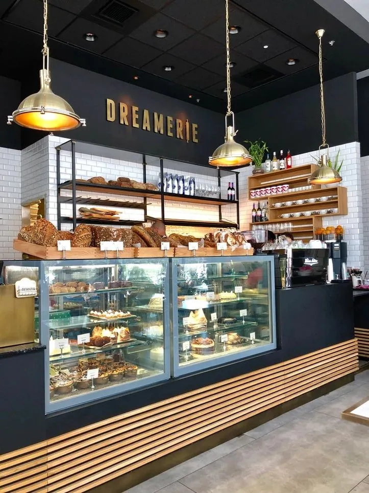 Cách bố trí quầy pha chế cafe và quầy bar 16 Tủ trưng bày đồ cổ cho phòng khách ấn tượng