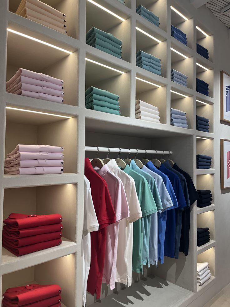 Kệ trưng bày quần áo (1) Kệ trưng bày quần áo (1)