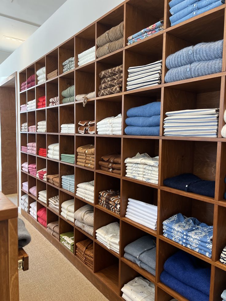 Kệ trưng bày quần áo (3) Kệ trưng bày quần áo (3)